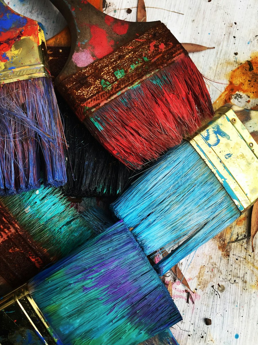 De gros pinceaux aux poils colorés posés les uns sur les autres