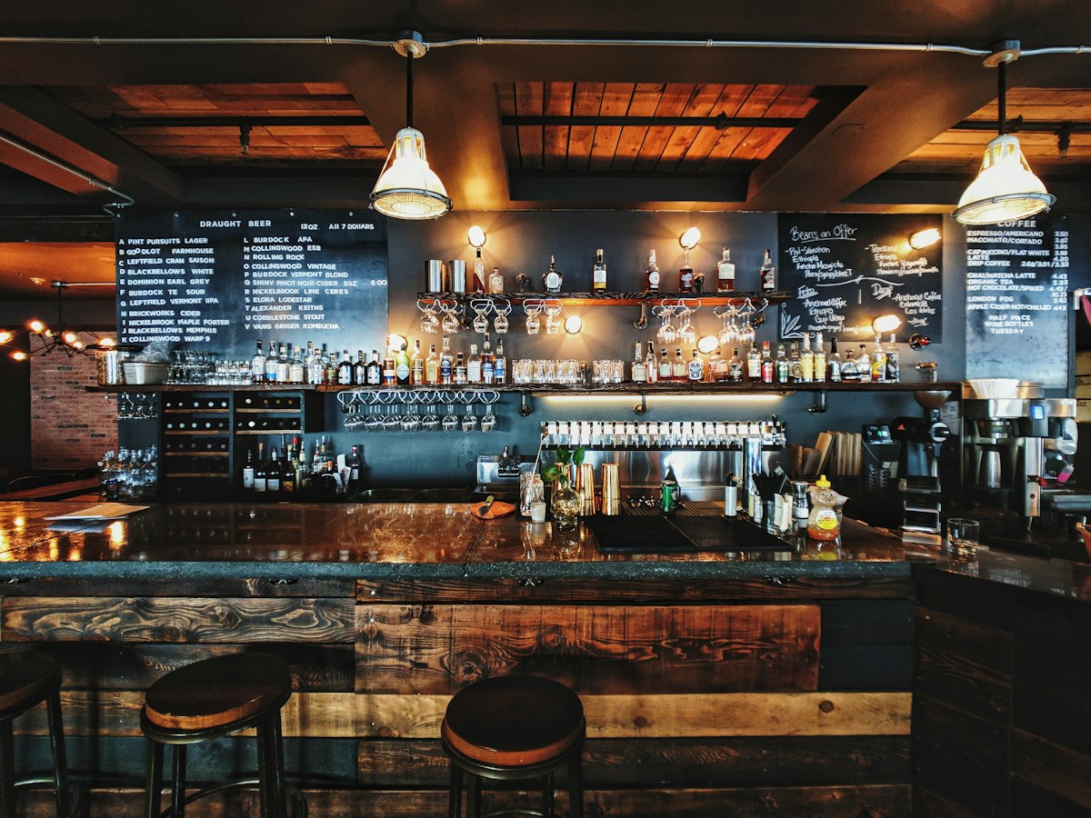 Le zinc et les tabourets du comptoir