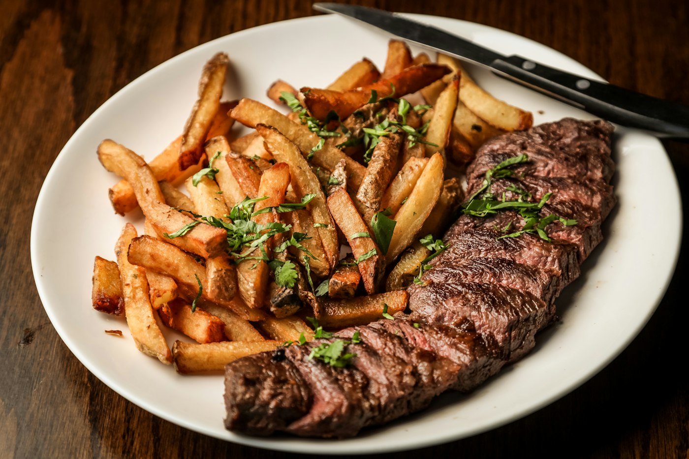 Steak grillé et frites dans une assiette