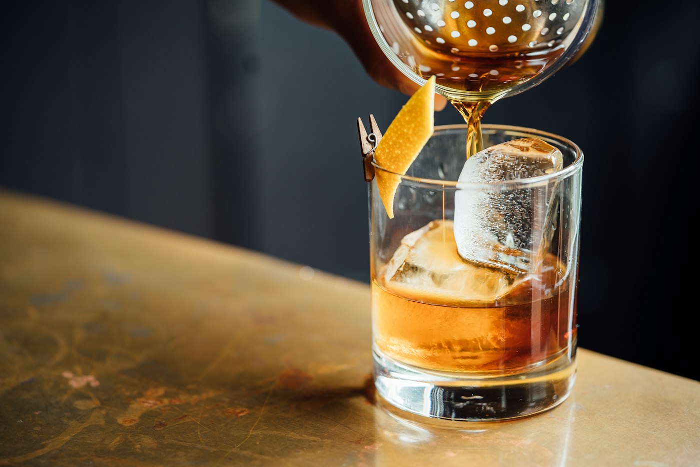 Un verre servi au bar en soirée