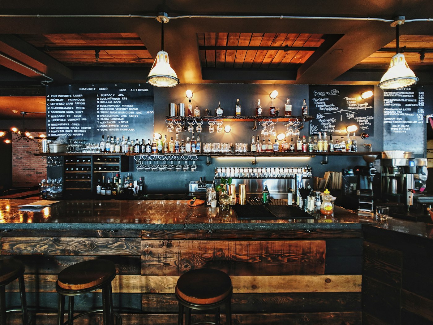 Le comptoir de la brasserie et ses ardoises murales