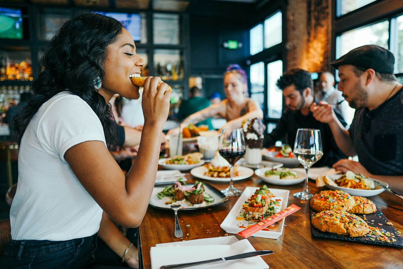 Une tablée d'amis partage un repas