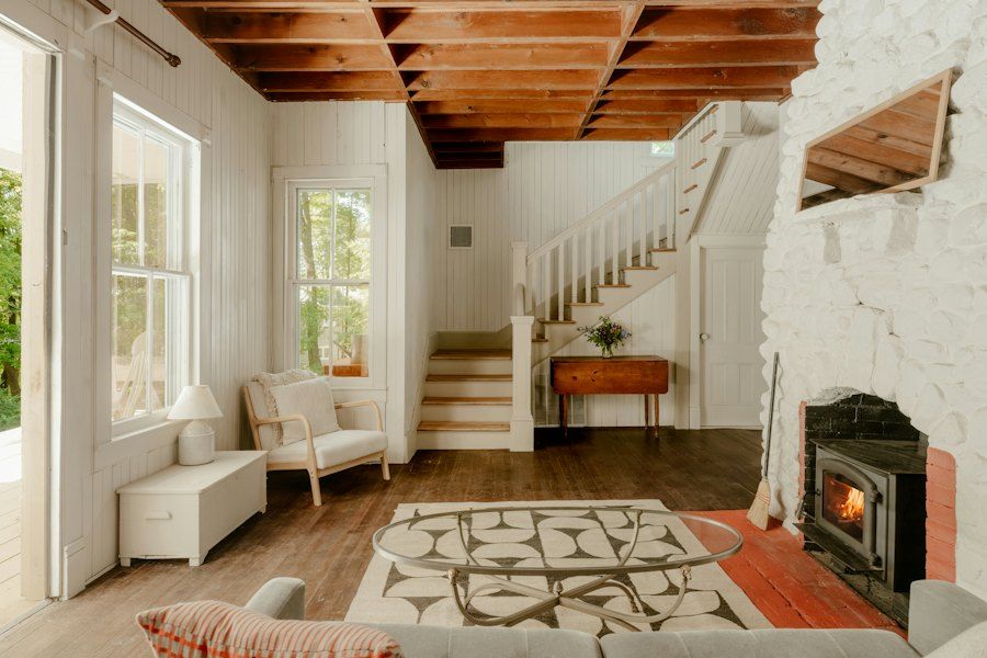 Intérieur ancien rénové, poutres et cheminée conservées (photo d'illustration)