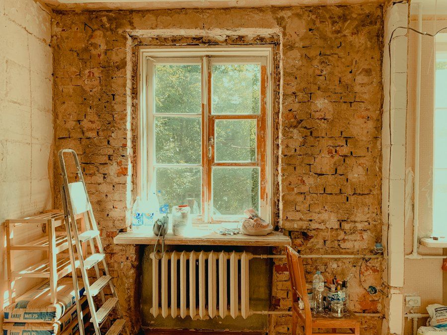 Pièce d'une échoppe avant rénovation, pierre à nu (photo d'illustration)