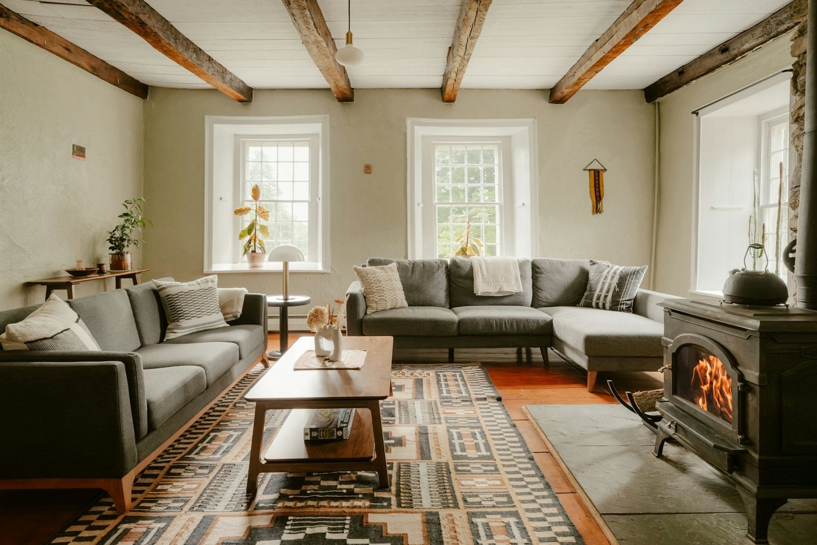 Séjour aménagé et décoré, poutres conservées (photo d'illustration)
