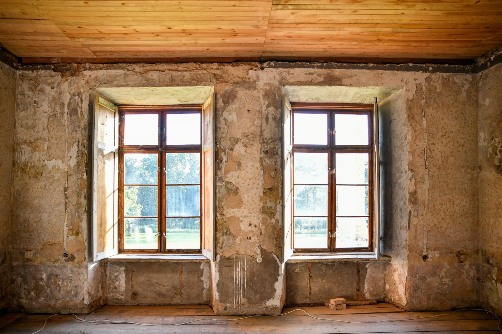 Pièce ancienne avant travaux, murs de pierre à nu (photo d'illustration)