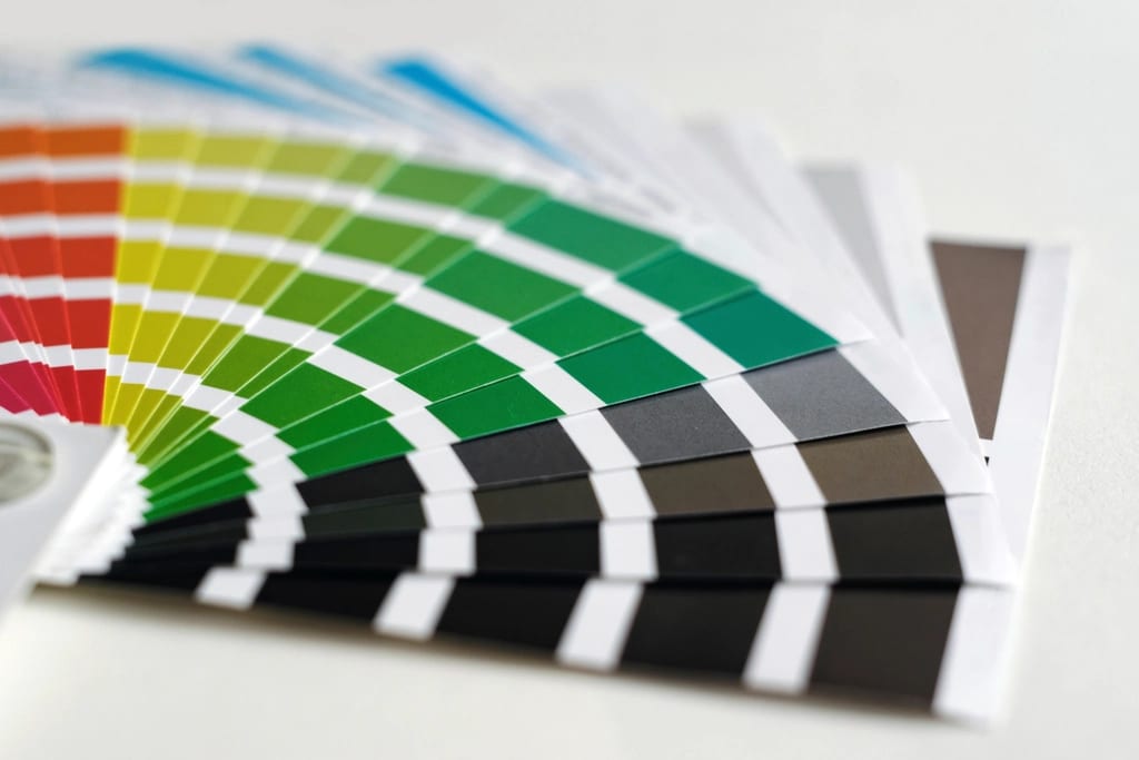Nuancier de peintures ouvert en éventail (photo d'illustration)