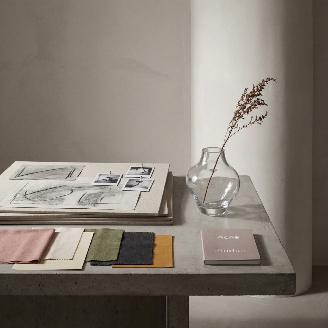Planche d'ambiance, échantillons de tissus et croquis sur une table (photo d'illustration)