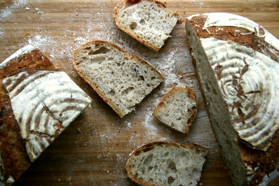 Pain de campagne tranché sur une planche