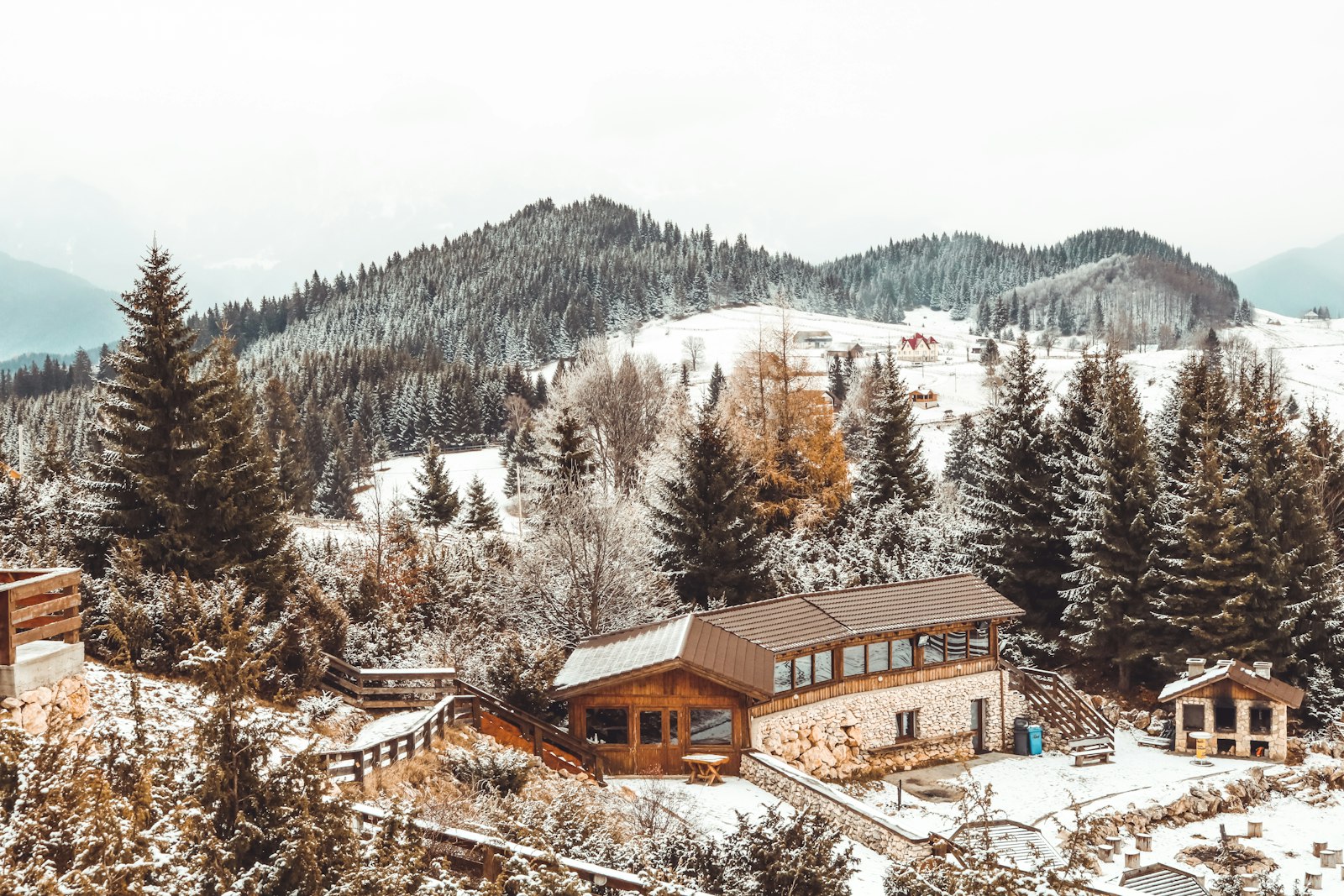 Chalet en forêt sous la neige