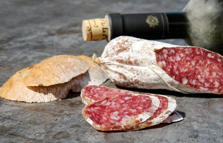 Saucisson et charcuterie posés sur une pierre