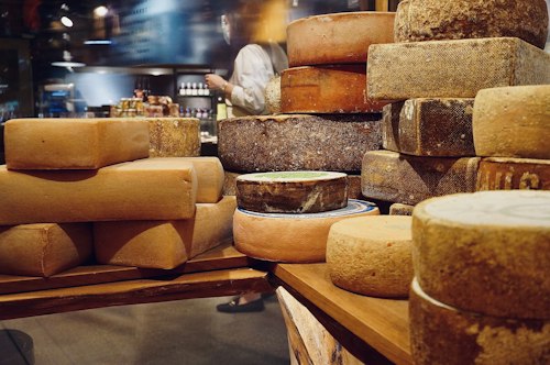 Meules de fromage en cave d'affinage
