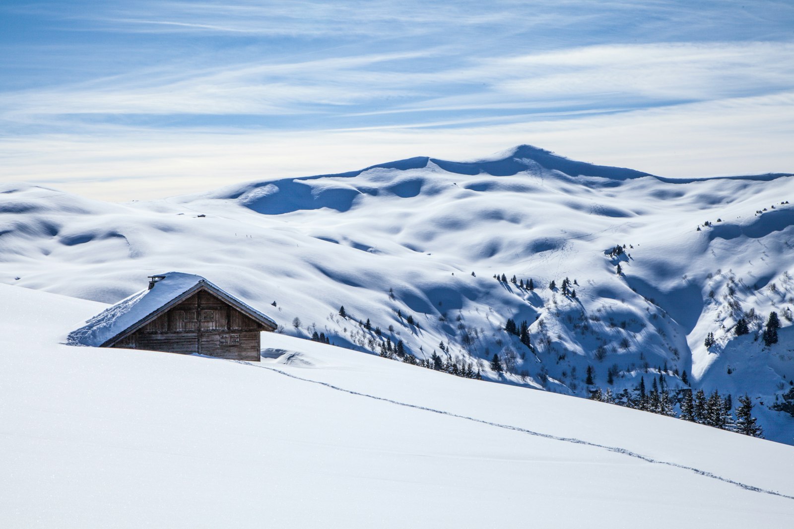 Chalet de montagne sous la neige