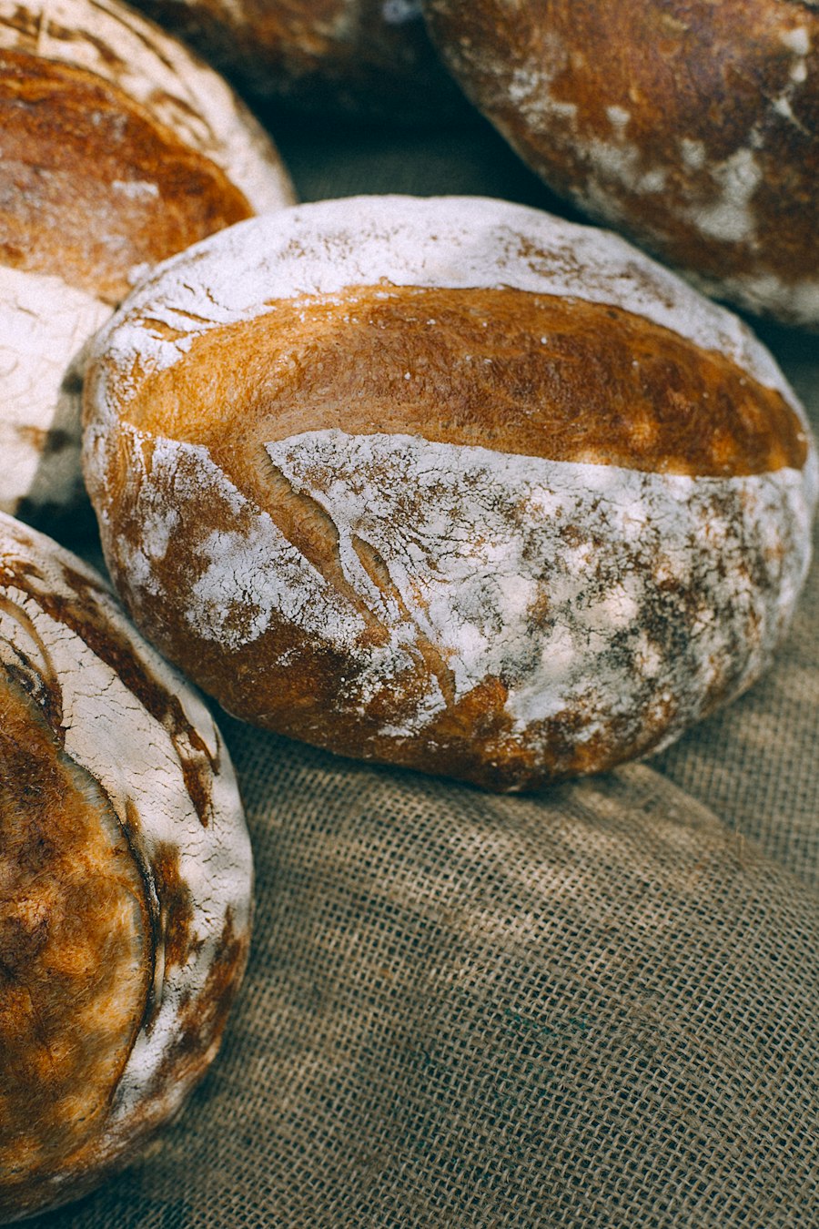 Miches de pain rustique sur une toile de jute