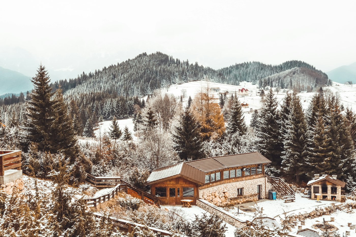 Chalet en forêt sous la neige