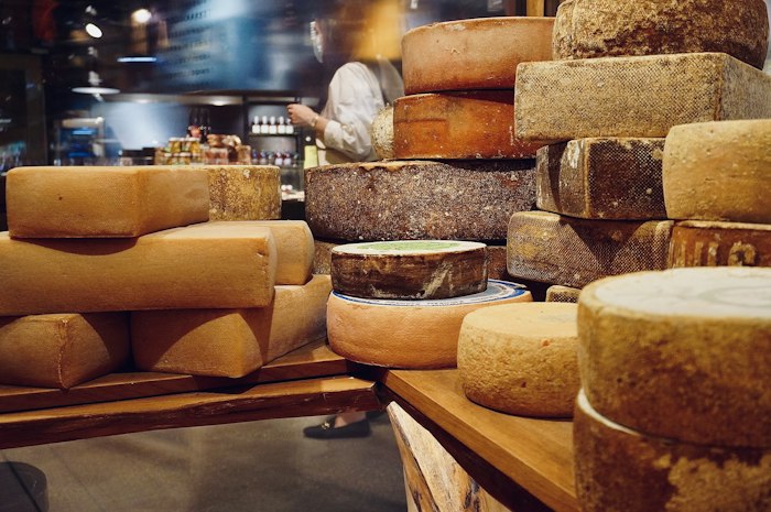 Meules de fromage en cave d'affinage