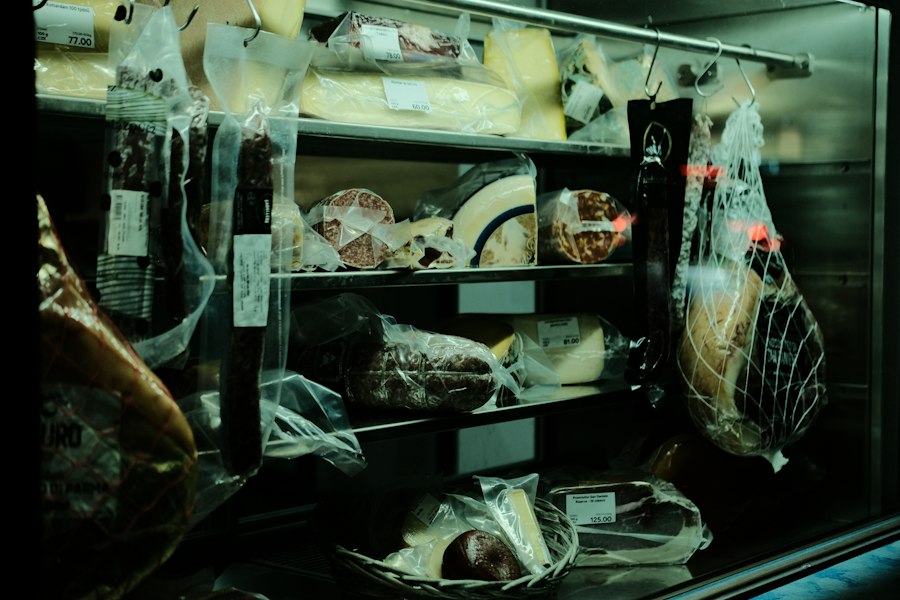 Vitrine de boutique avec saucissons, jambon et fromages