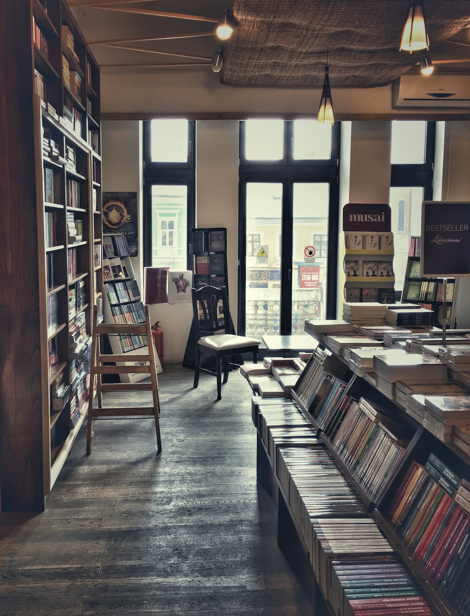 Étagères remplies de livres