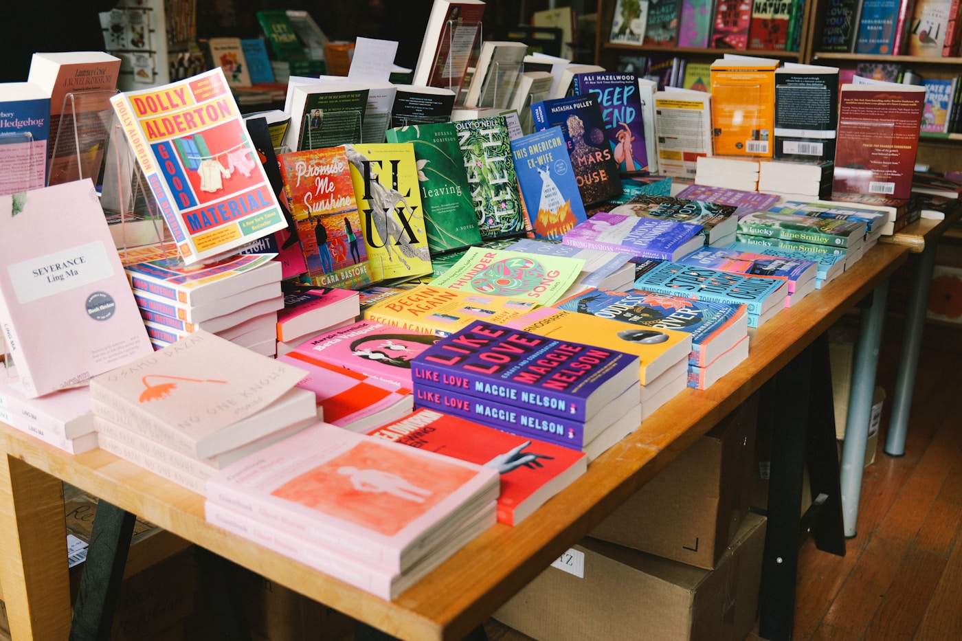 Table de livres colorés