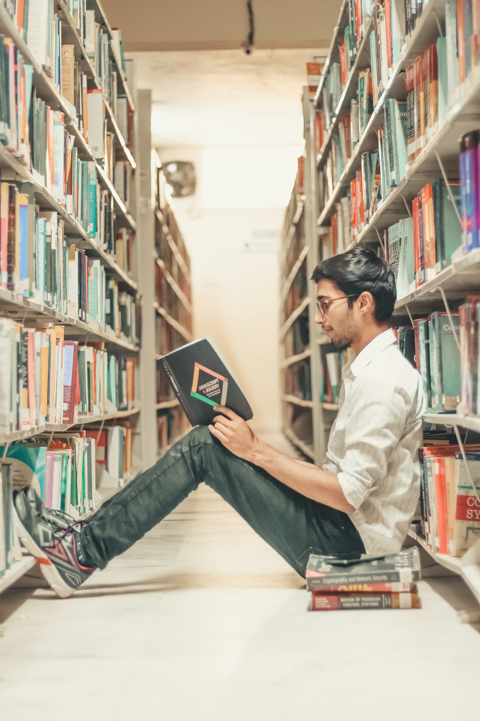 Lecteur dans une bibliothèque