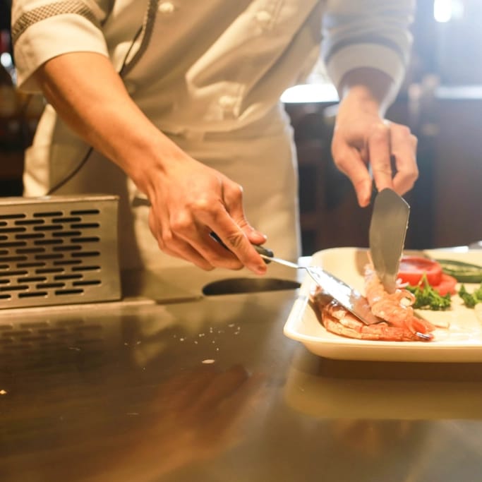 Un chef dresse une assiette en cuisine