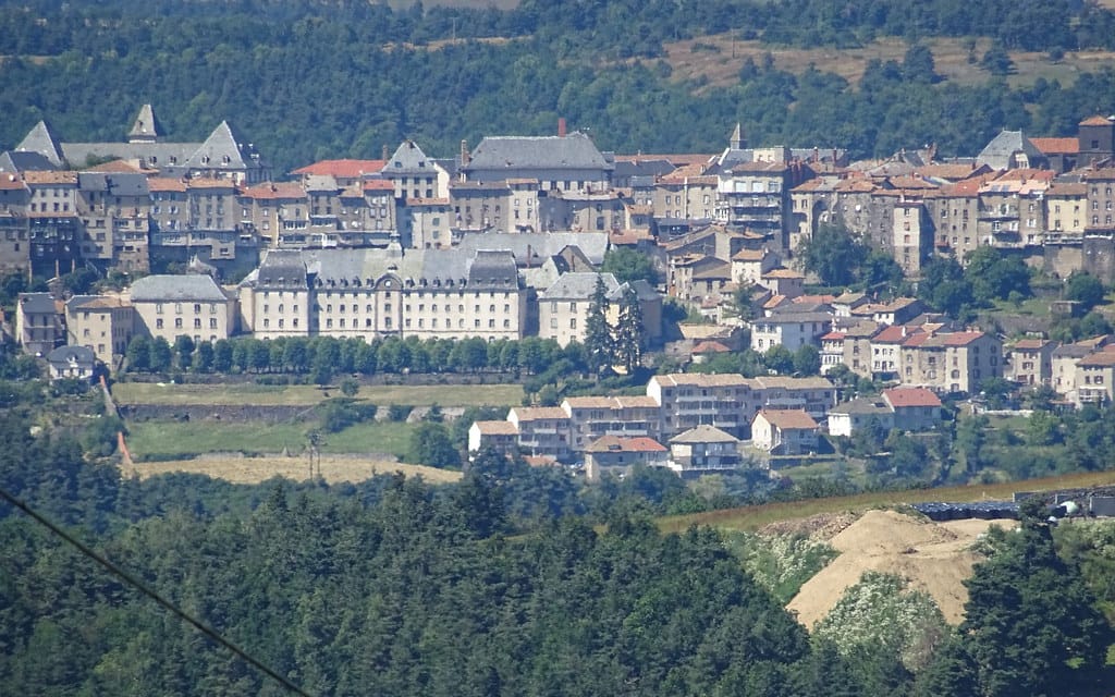 Vue de la ville haute de Saint-Flour perchée sur son plateau
