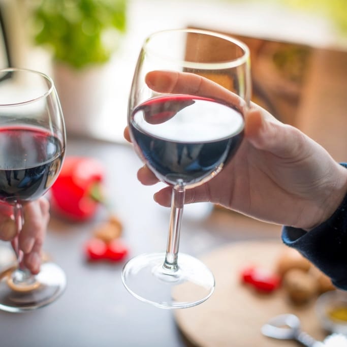 Deux verres de vin rouge trinquent