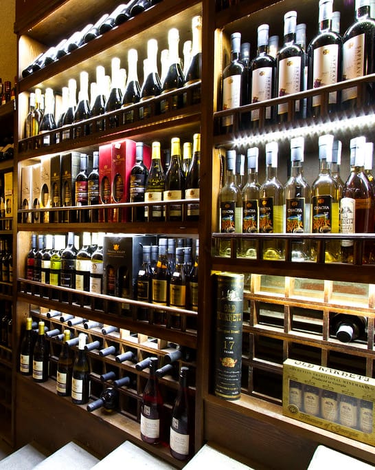 Étagères de bouteilles de vin éclairées