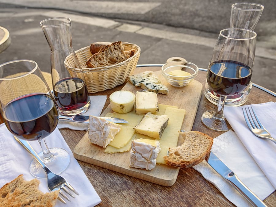 Verres de vin et plateau de fromages en terrasse