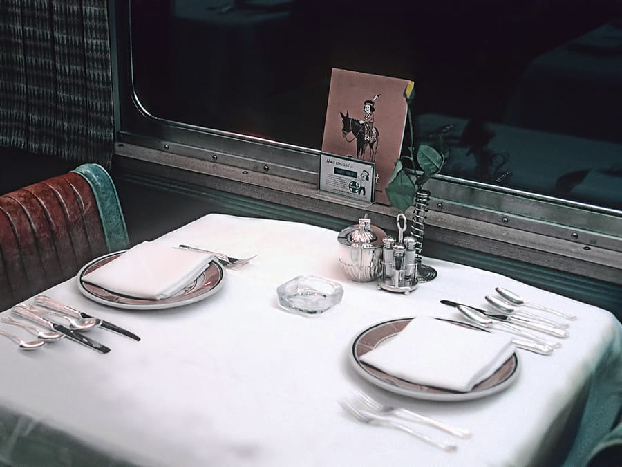Table dressée avec nappe blanche
