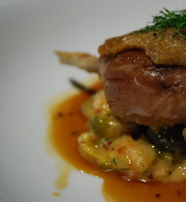 Pièce de viande braisée et son jus