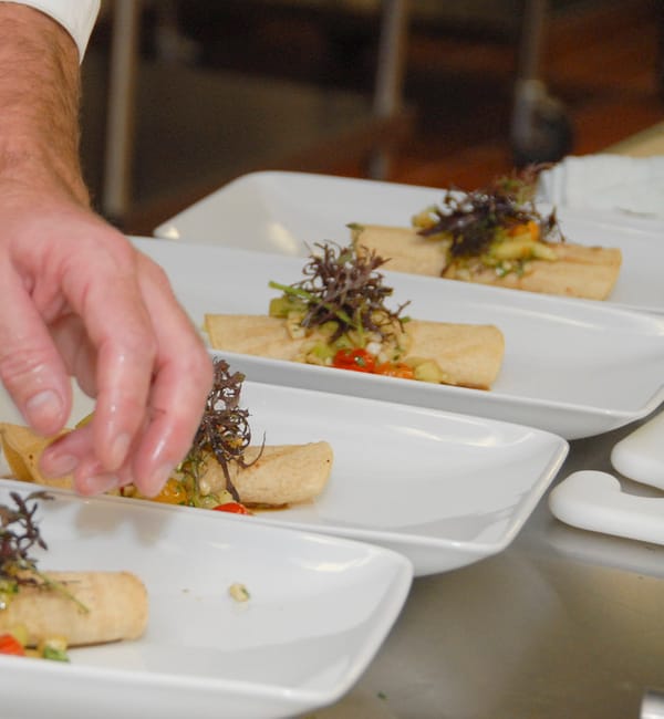 Dressage des assiettes en cuisine