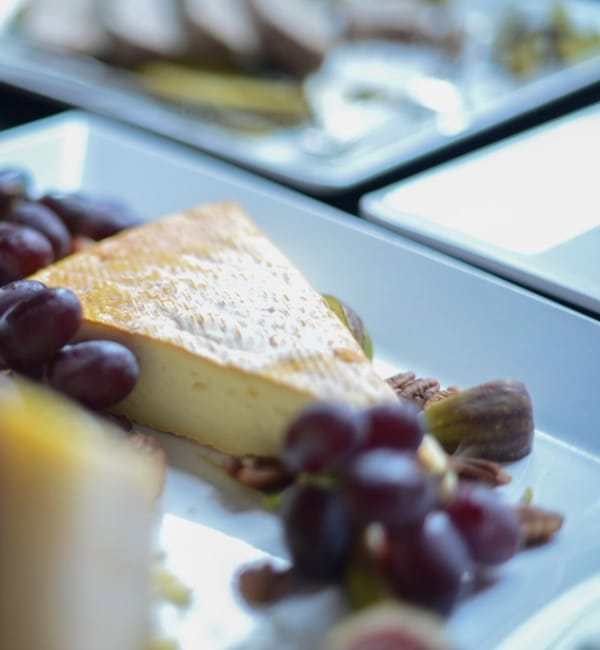 Part de fromage affiné et raisin