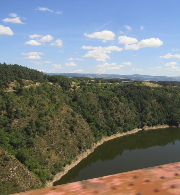 Gorges boisées et retenue d'eau vues depuis un viaduc