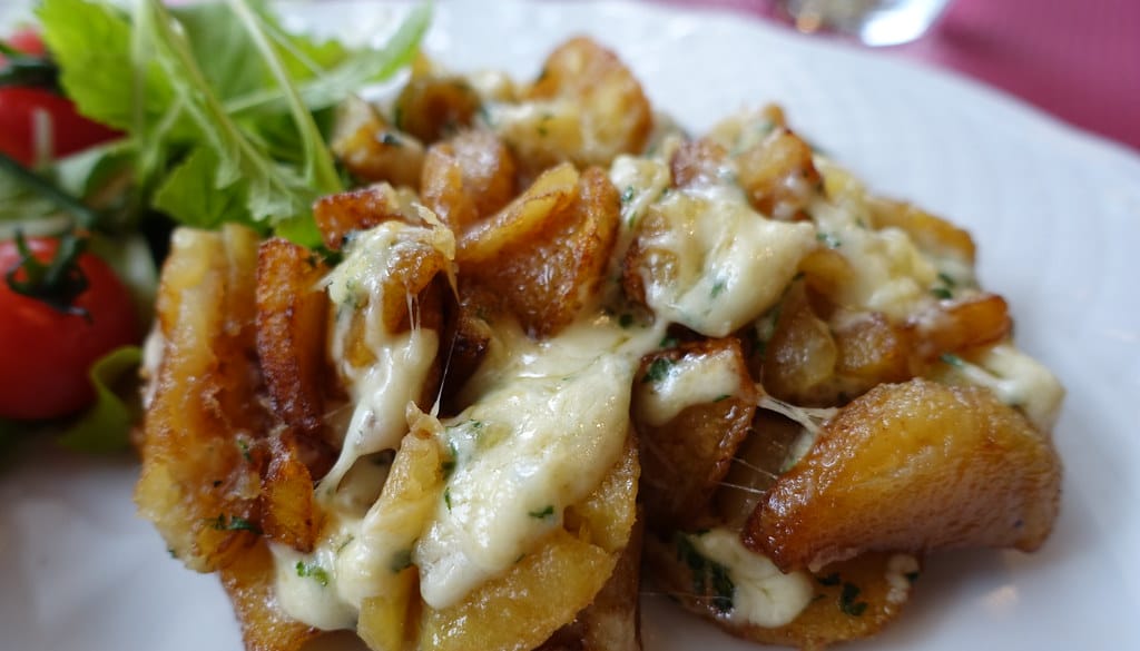 Assiette de truffade, pommes de terre fondantes au fromage