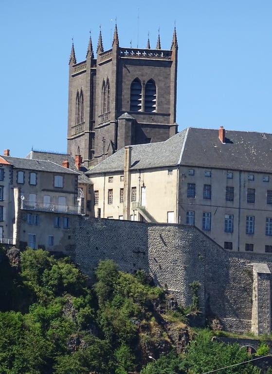 La cathédrale Saint-Pierre domine la ville haute de Saint-Flour