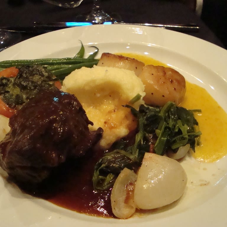Assiette du jour : viande braisée, purée et légumes
