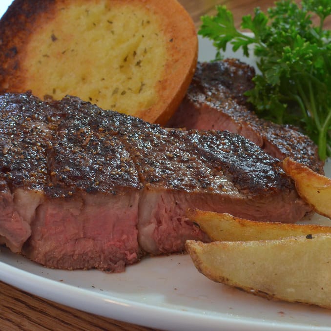 Pièce de bœuf tranchée et pommes de terre