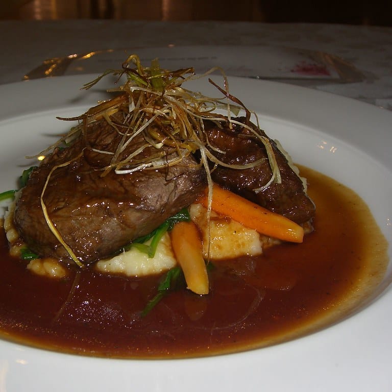 Viande braisée nappée de jus sur une purée