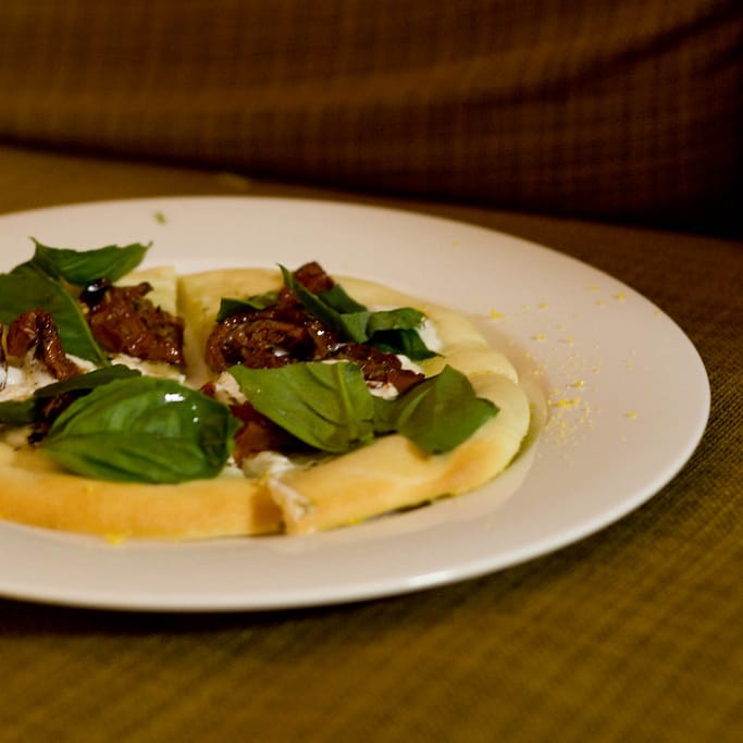 Entrée aux herbes dressée sur assiette blanche