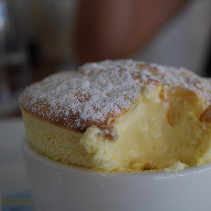 Soufflé doré en ramequin