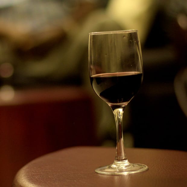 Verre de vin rouge sur une table