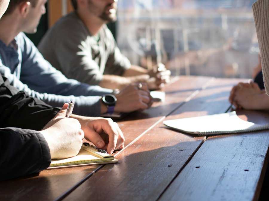 Réunion de cadrage autour d'une table avec carnets de notes