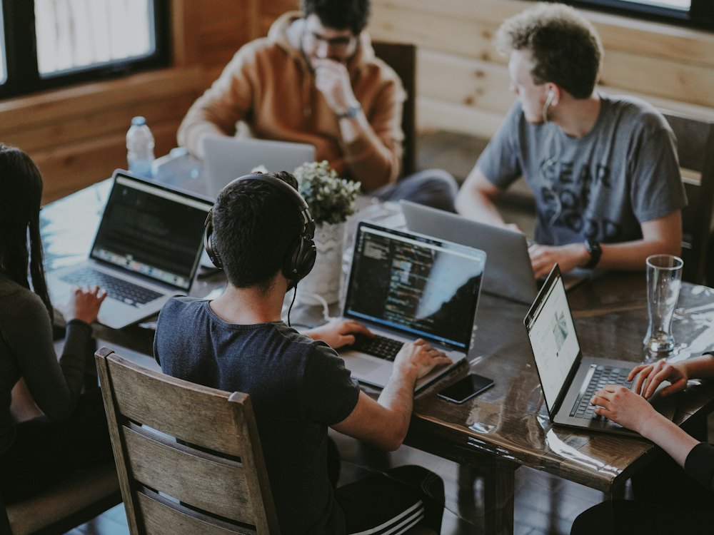 Équipe au travail sur des ordinateurs portables