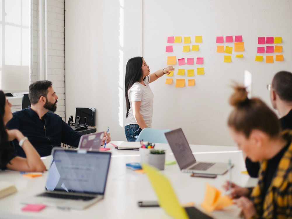 Atelier en équipe devant un mur de post-it