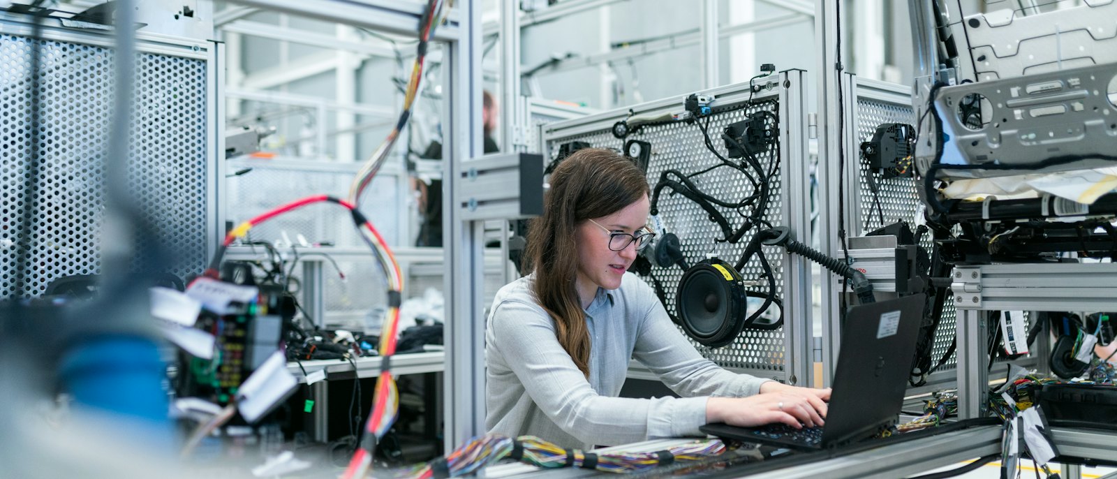 Technicienne travaillant sur un ordinateur dans un atelier de production